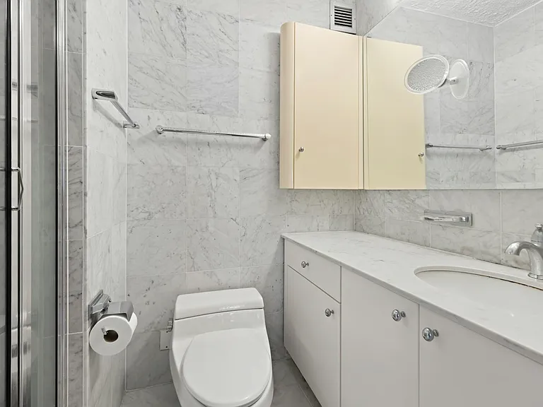 330 E 38th St #35D — Photo 14