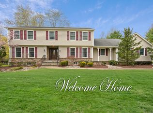 8 Armand Ct, Holmdel, NJ 07733