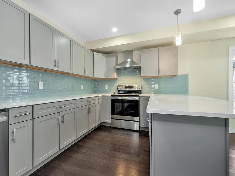 45 Wright Ave — Photo 4