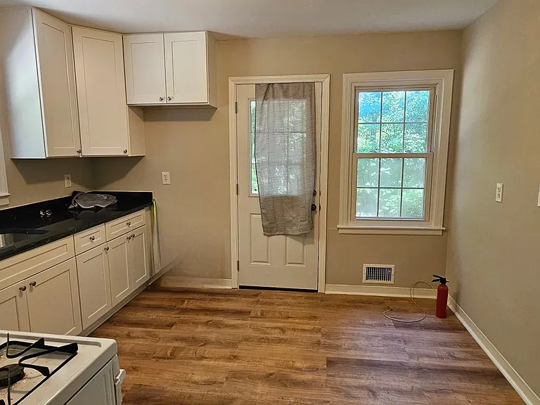 488 Pomona Cir SW — Photo 5