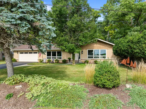 946 Shabbona DRIVE, Fontana, WI 53125