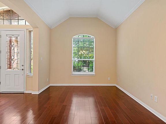 5th image of 2833 Greenway Dr
