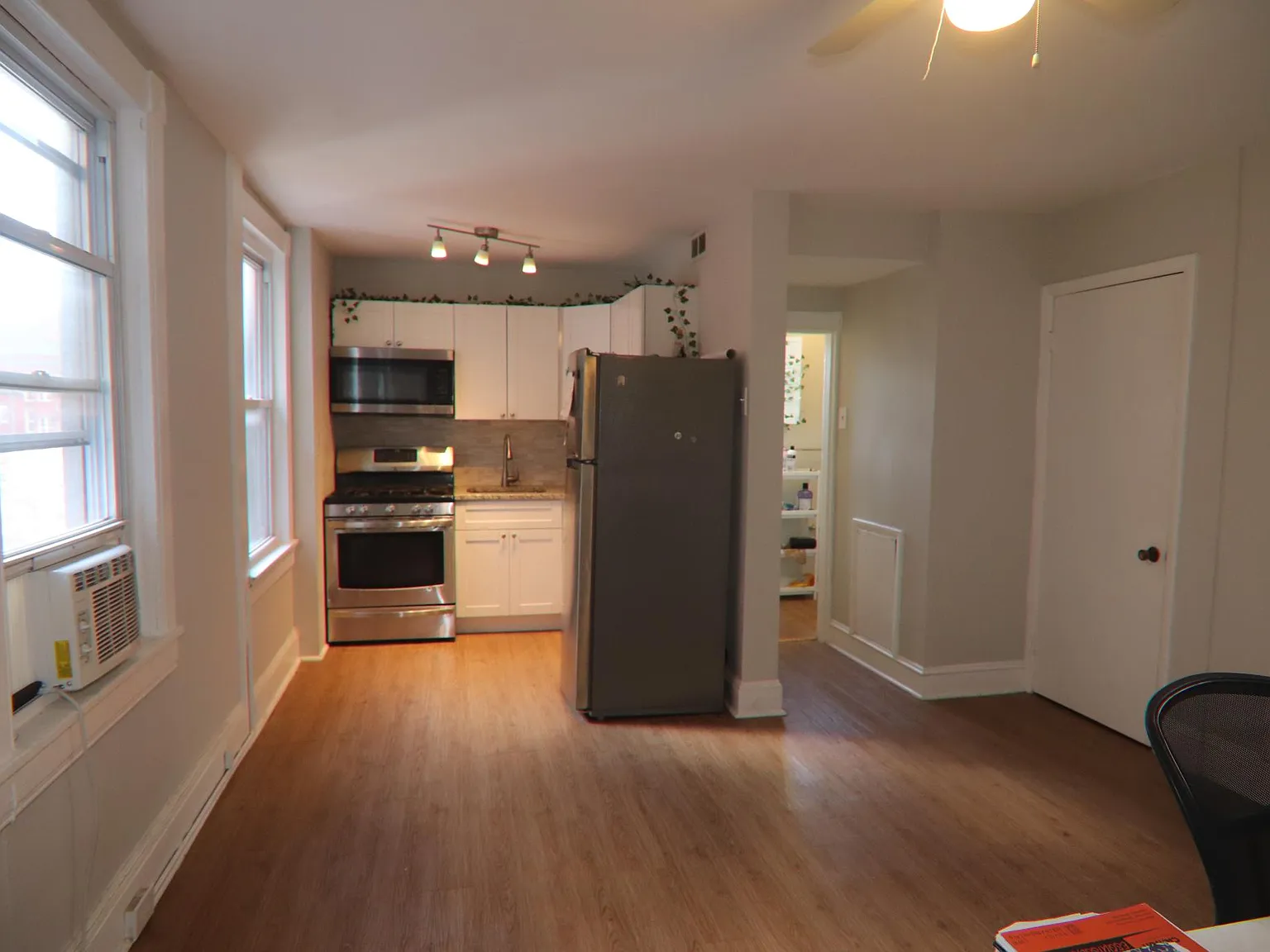 2 bed, 800 sqft, $1,400 — Photo 2