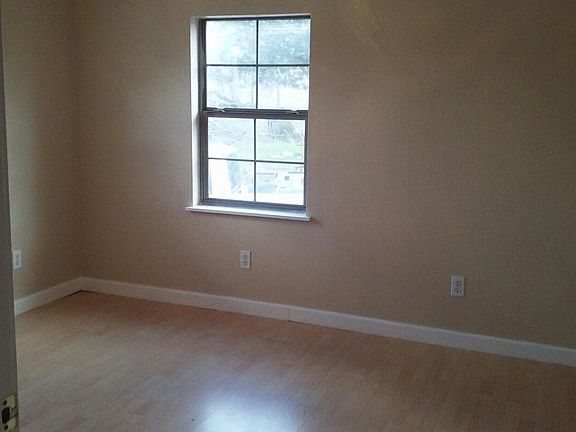4th image of 731 Pecan Ln