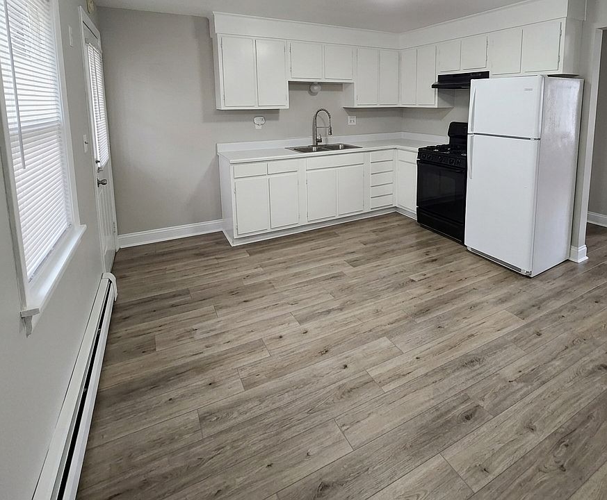 1st image of 2015 Corbin Ave #4