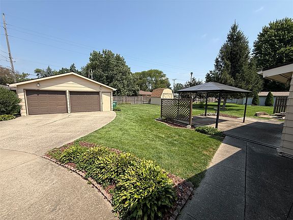 3rd image of 910 SW 2nd Street Pl