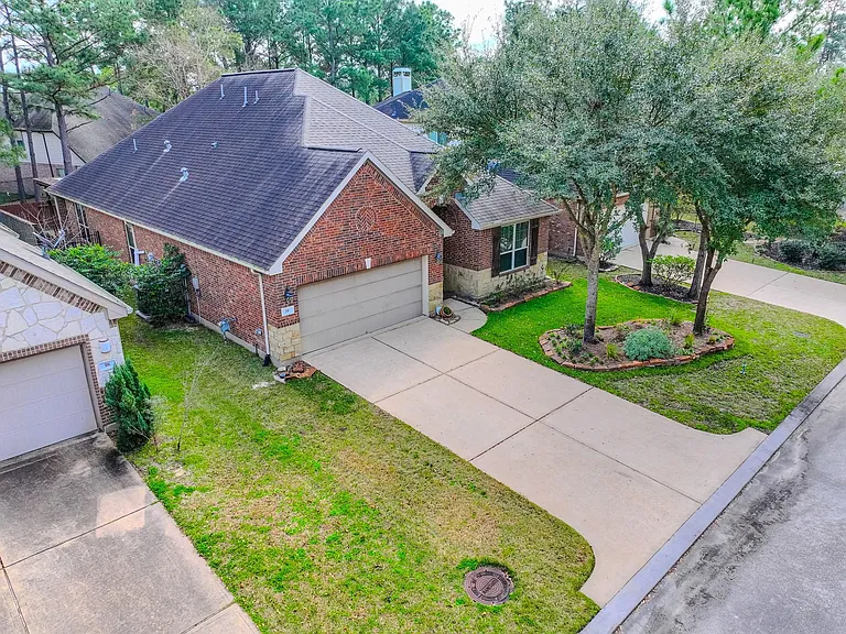 14 Arrowfeather Pl — Photo 43
