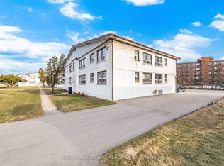 1031 Churchill Ave E #4, Oakville, ON L6H2A7