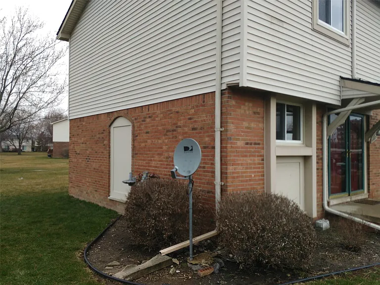 44575 Savery Dr — Photo 3