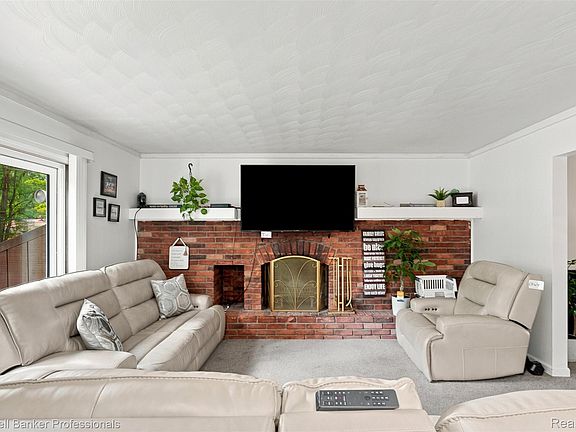 5th image of 23821 Manistee St