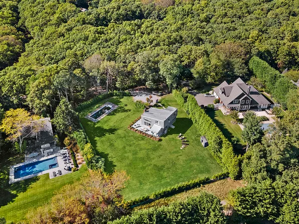 https://photos.zillowstatic.com/fp/aba52c9ca2a676543d49f2989ad7b315-p_e.webp