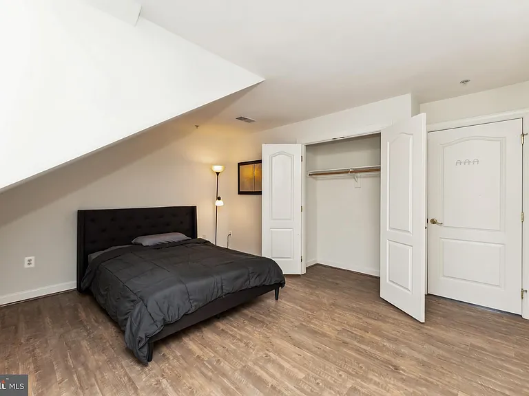 7489 Carriage Hills Dr — Photo 32