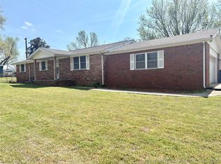 924 W Park Ave, Checotah, OK 74426