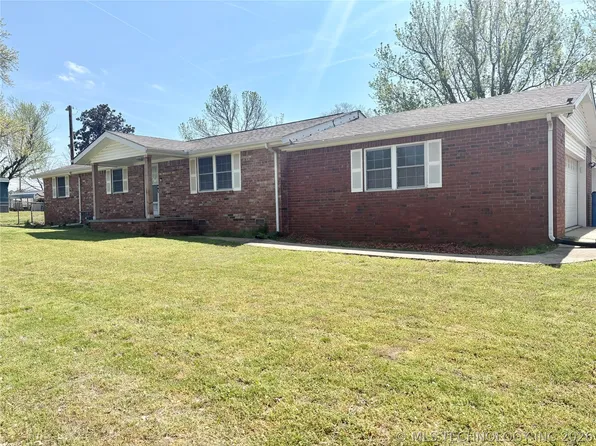 924 W Park Ave, Checotah, OK 74426