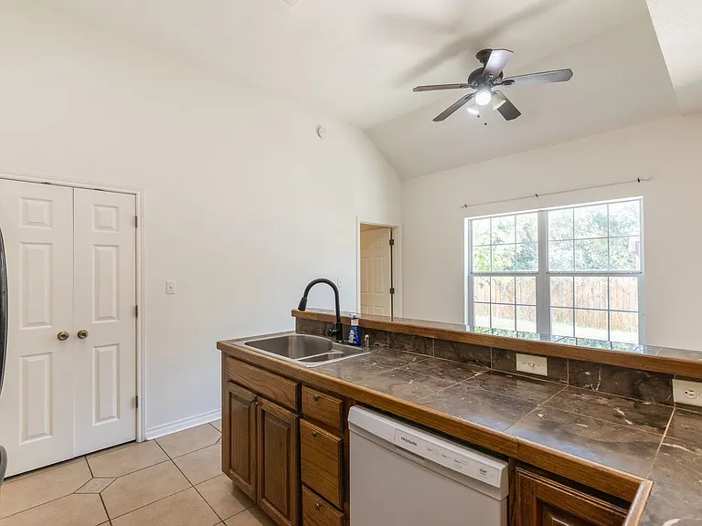 3310 Silver Oaks Dr — Photo 16