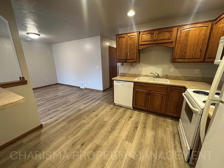 DBK Brandon Townhomes — Photo 30
