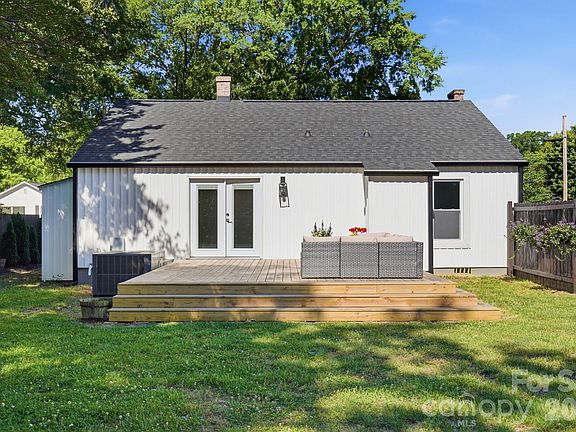 3rd image of 912 Laura Ave