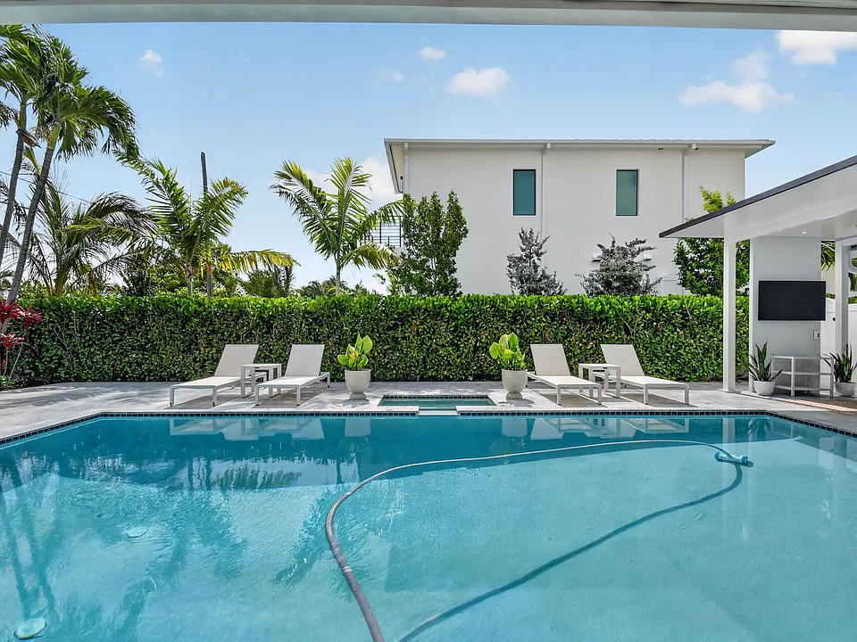 107 NW 17th St