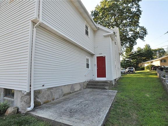 4th image of 140 Mayfield Ave