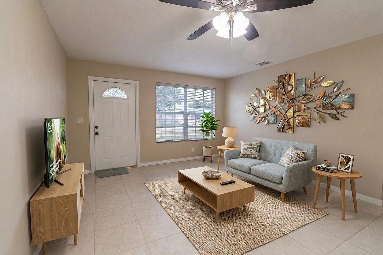 3 bed, 1.0 bath, 912 sqft, $2,700 — Photo 2