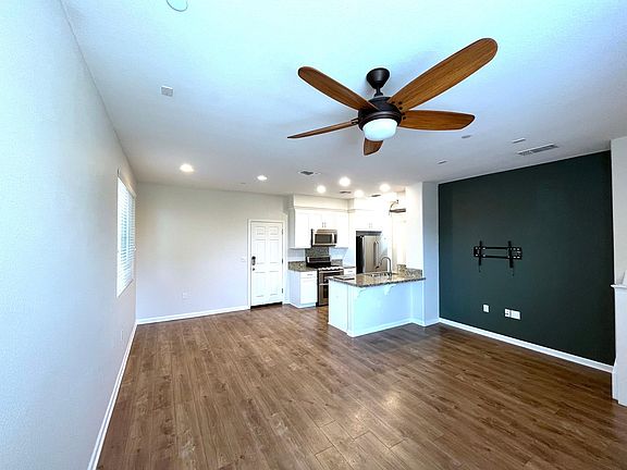 4th image of 774 King Palm Ln
