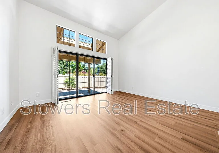 2033 Raphael Ct — Photo 30