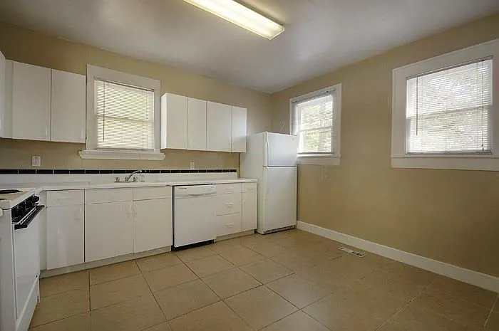 610 W 35th St #A — Photo 12