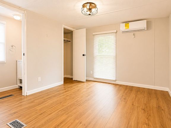 5th image of 611 Sycamore Ln