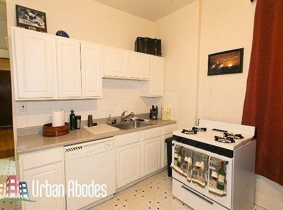 2nd image of 1927 W Schiller St #Ua1r