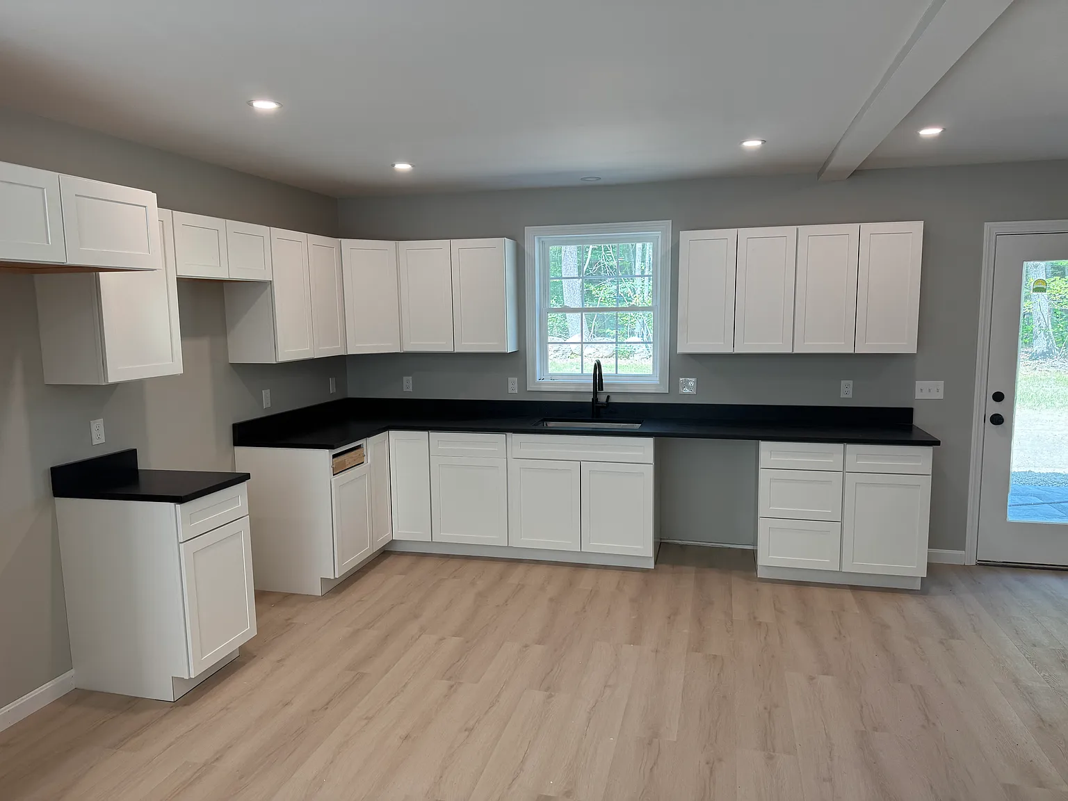 3 bed, 1.5 bath, 1250 sqft, $2,400 — Photo 2