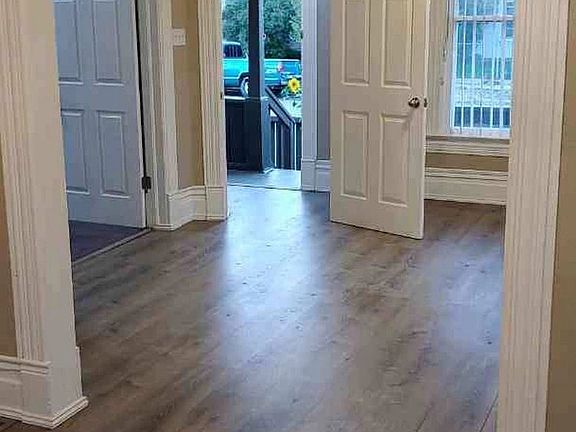 Entry way leading to livingroom