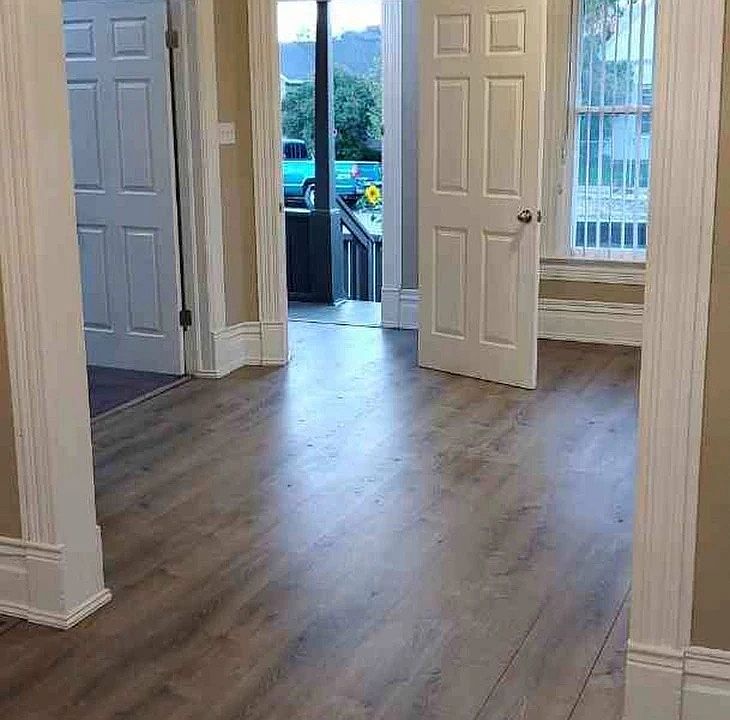 Entry way leading to livingroom