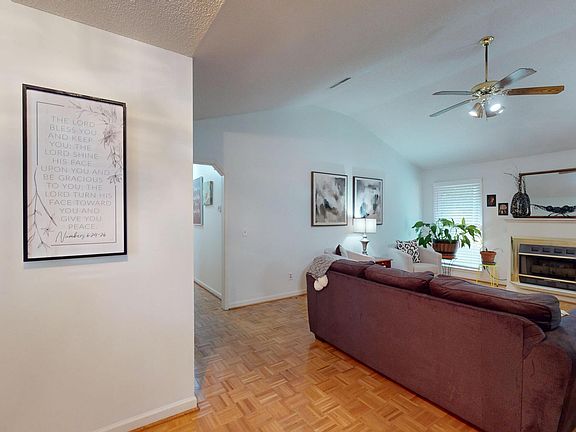 4th image of 986 Dover Cir
