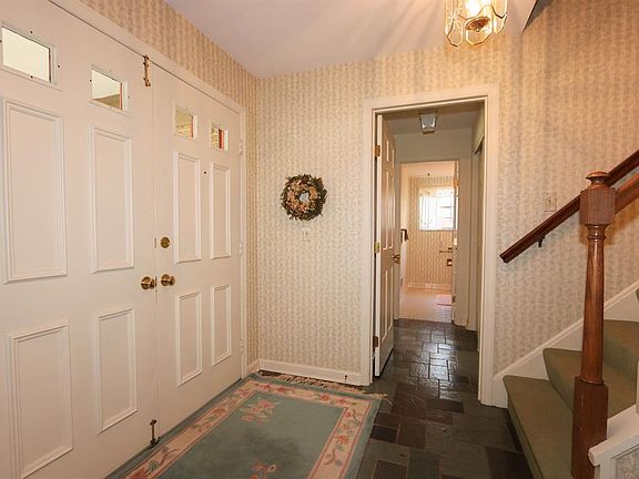 3rd image of 780 Woodfield Dr