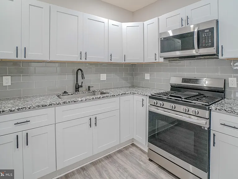 1535 W Seltzer St — Photo 13