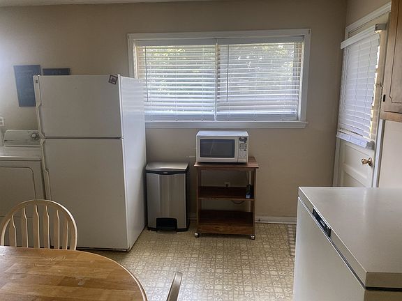 3rd image of 905 Leigh Dr