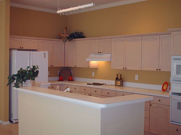 Kit has lots of cabinets