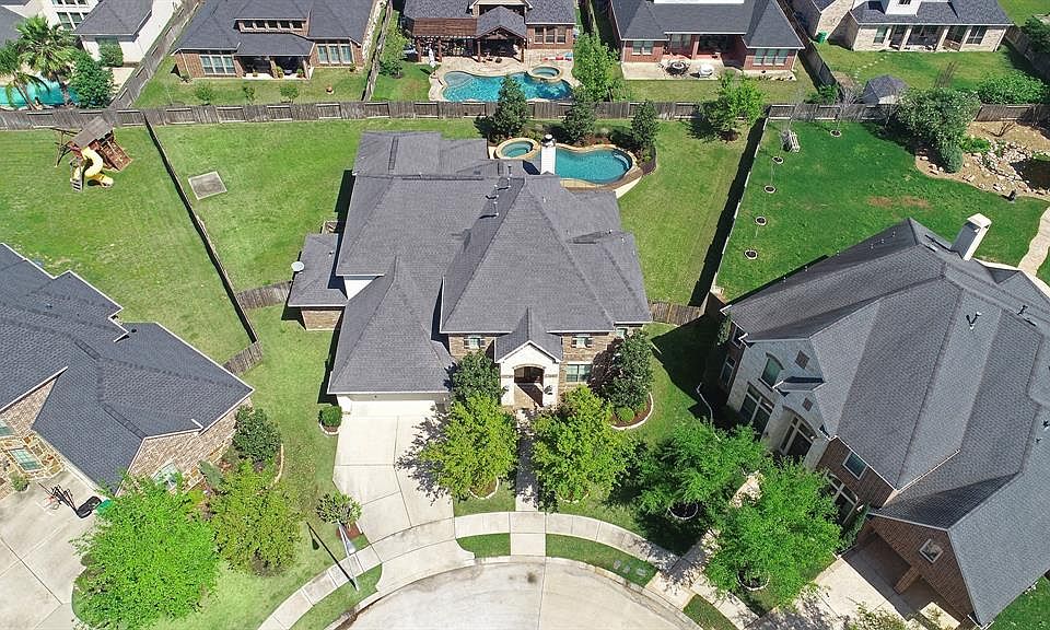 Huge cul-de-sac lot with sparkling pool/spa.