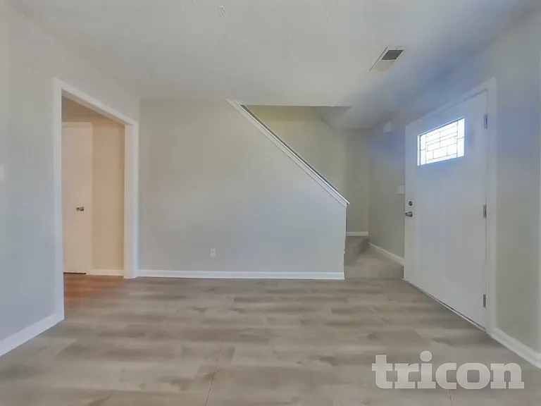 126 Woodberry Ct — Photo 2