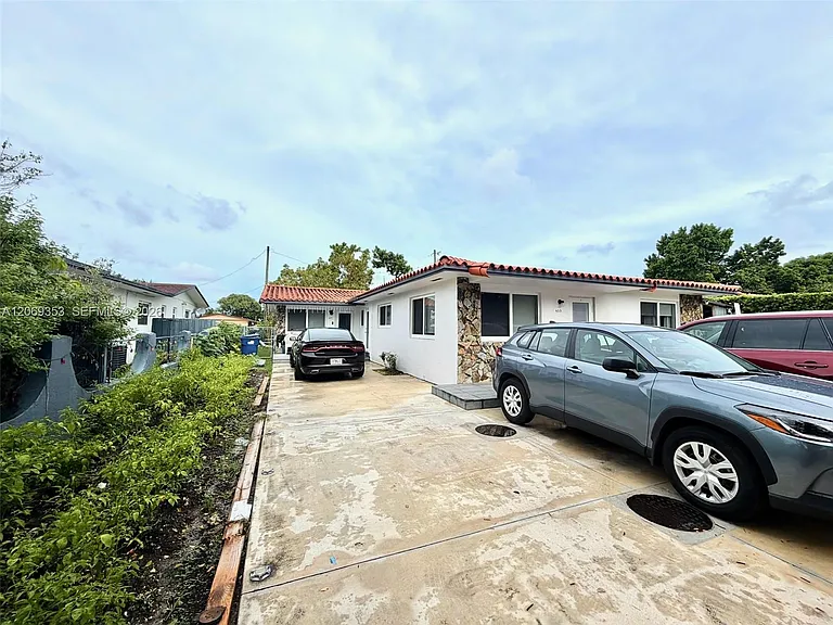 931 SW 82nd Ave #3 — Photo 32