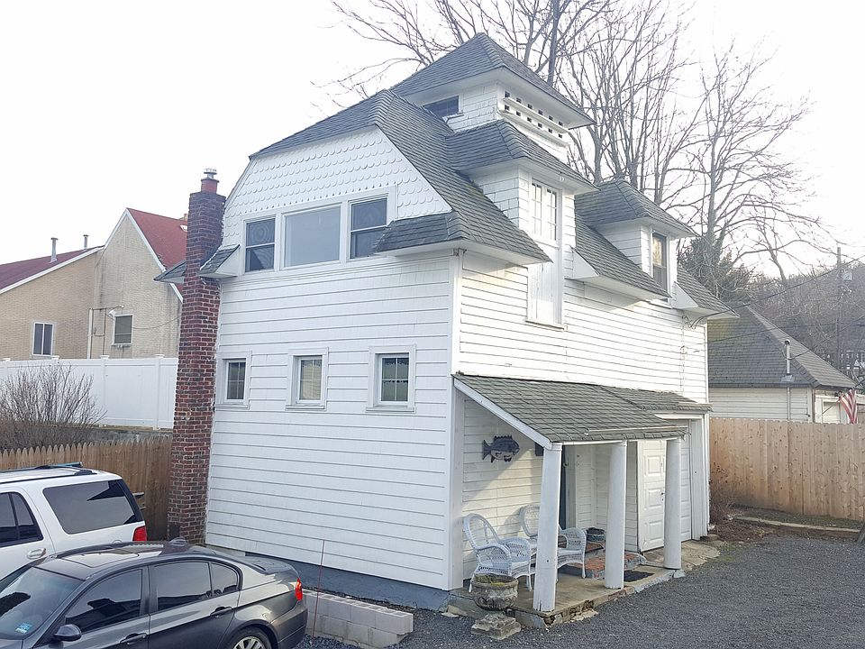 Carriage House with off-street parking