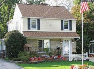 1556 Edgefield Rd, Lyndhurst, OH 44124