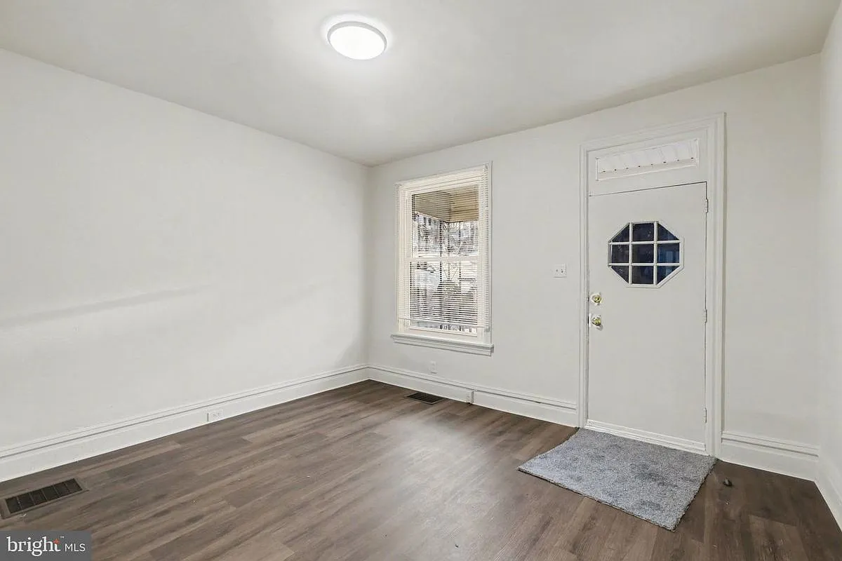 3 bed, 1.0 bath, 1347 sqft, $1,495 — Photo 2