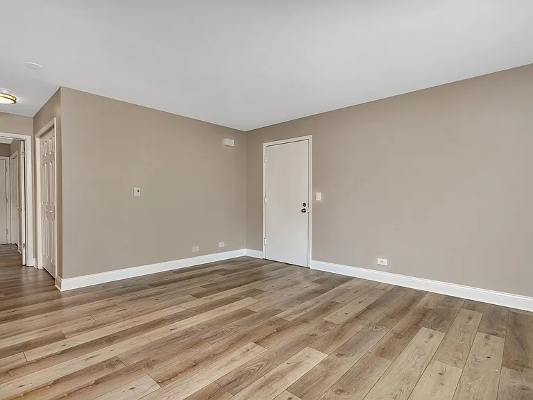 Lakeside Village Apartments — Photo 11