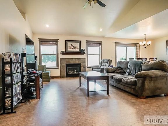 5th image of 390 Chateau Dr