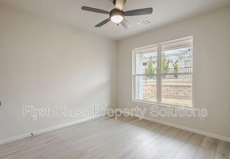 728 Harbor Town Dr — Photo 10