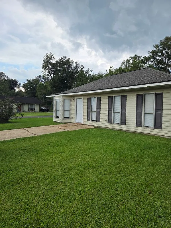 3 bed, 1.0 bath, 1100 sqft, $1,700 — Photo 1