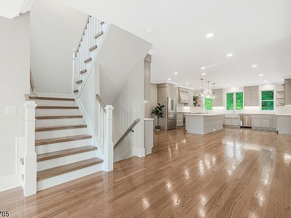 4th image of 107 Chestnut Ave