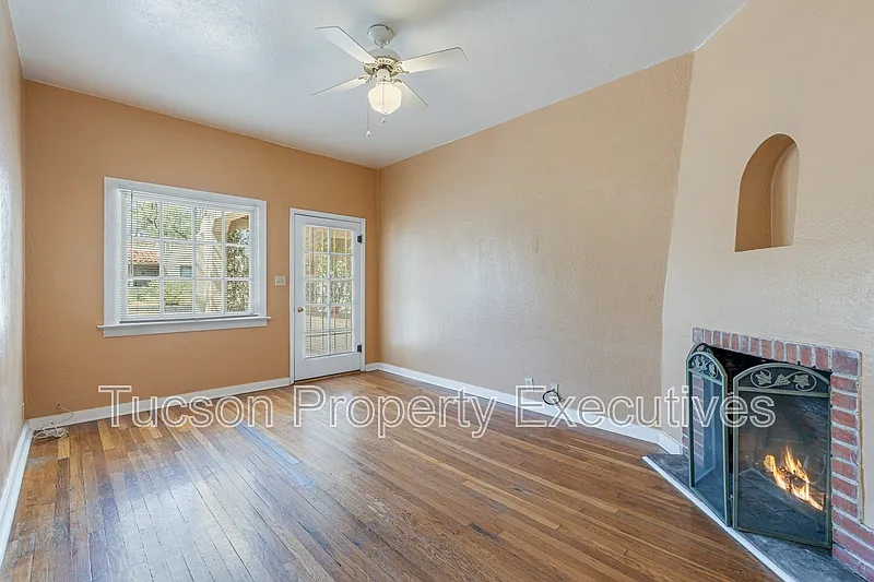 2 bed, 1.0 bath, 1000 sqft, $1,300 — Photo 2