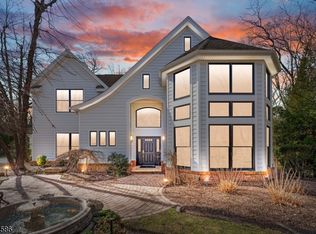 7 Stone Ridge Dr, Woodcliff Lake, NJ 07677